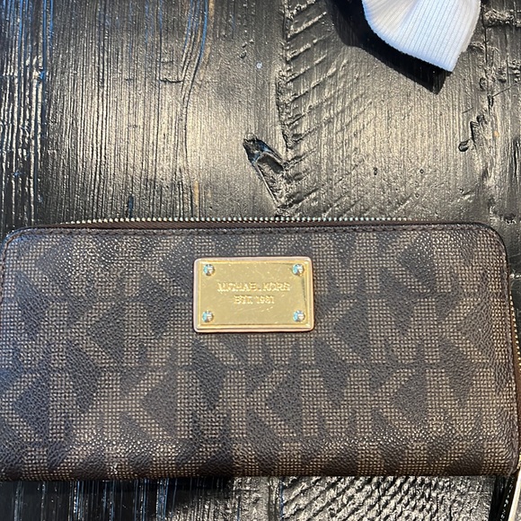 Michael Kors classic print zip wallet - Picture 5 of 5